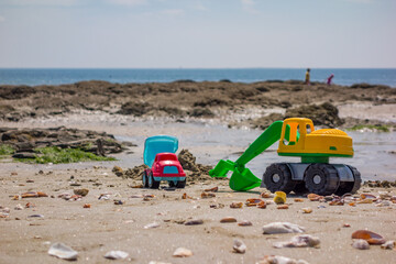 Fototapeta na wymiar jouets sur la plage