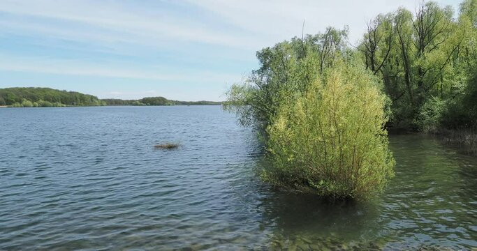 Les eaux calmes du lac de Michelbach dans le Haut-rhin en Alsace. Vue sur la retenue principale depuis le parement amont de la digue principale