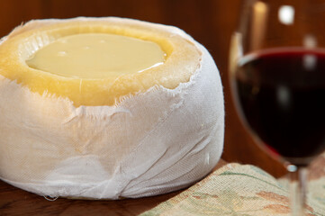 Queijo serra da estrela e vinho