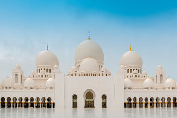Fototapeta na wymiar Exterior shot of Abu Dhabi's Sheikh Zayed Grand Mosque during daytime