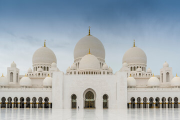 Fototapeta na wymiar Exterior phot of the Sheikh Zayed Mosque in Abu Dhabi, United Arab Emirates