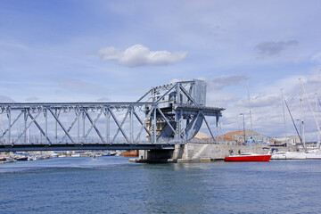 Pont métallique à bascule