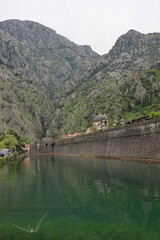 Obraz premium Mury obronne Kotor na tle gór