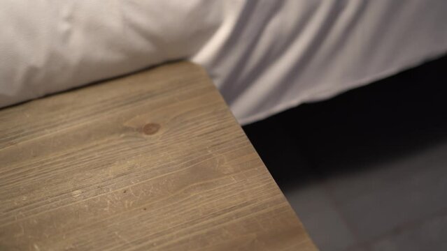 Chica joven delgada con smartphone y tablet en la habitaci&oacute;n de un  hotel tumbada en la cama