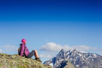 Naklejka premium woman hiker enjoy the view on the cliff