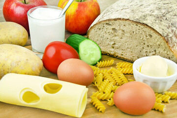 Brot, Gemüse, Obst, Milchprodukte, Eier, Nudeln und Butter