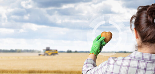 Farmer shows a potato in the form of a heart .