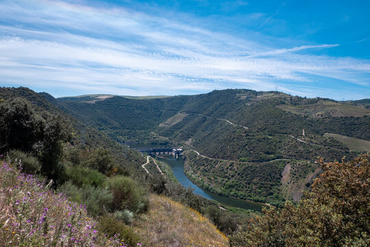 Entre montes e montanhas o rio Douro e ao fundo a barragem hidroel&eacute;trica da Valeira em Tr&aacute;s os Montes, Portugal
