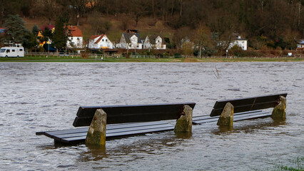 Bank versunken Hochwasser Fluss Dorf Kirche Landschaft