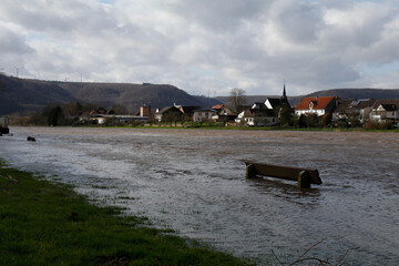 Bank versunken Hochwasser Fluss Dorf Kirche Landschaft