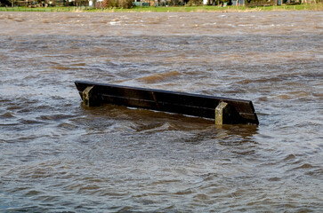 Bank versunken Hochwasser Fluss