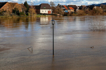 Hochwasser Fluss Laterne Dorf Häuser
