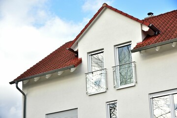 Fassade eines neu gebauten modernen Wohnhauses