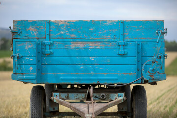 Alter Hänger Landwirtschaft blau türkis Feld Herbst frontal horizontal