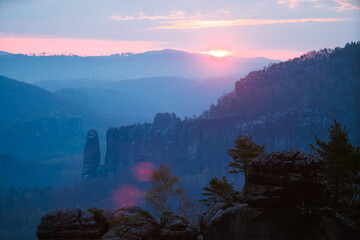 Morgens zur Blauen Stunde zum Sonnenaufgang in der Sächsischen Schweiz mit Bloßstock Felsen