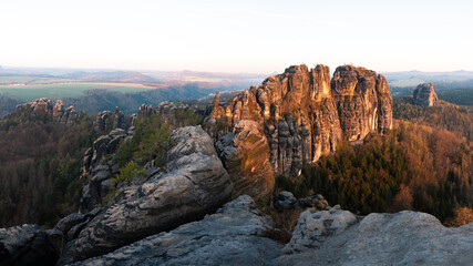Schrammsteine Felsen Sächsische Schweiz in Sachsen Deutschland zum Sonnenaufgang 