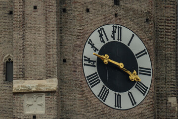 Uhr an Münchner Frauenkirche