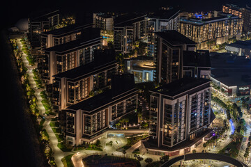 Dubai bei Nacht und Nebel. Blue Waters Island. Luftaufnahme mit Langzeitbelichtung.