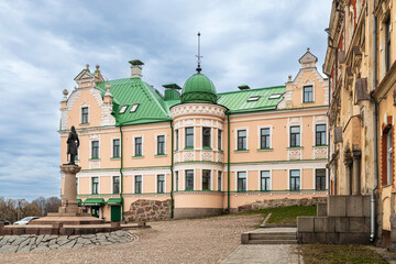Fototapeta na wymiar VYBORG, RUSSIA , Vyborg town hall building with monument to Torgils Knutsson