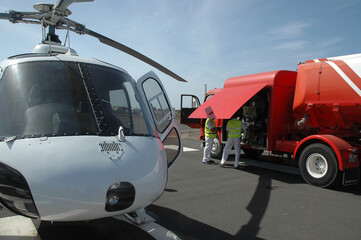 Camión cargando carburante en un helicóptero