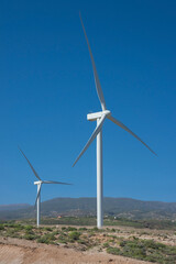 Molinos de viento para energía eólica en el sur de la isla de Tenerife, Canarias