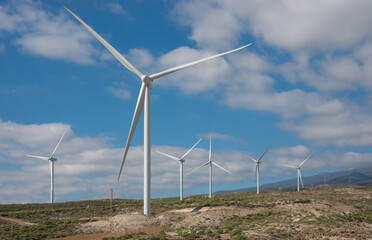 Campos con molinos eólicos en el sur de la isla de Tenerife, Canarias