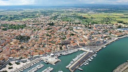 Fototapeta premium survol des parcs à huitres à Bouzigues au dessus du bassin de Thau en Occitanie 