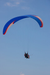 Vuelo en tandem con un parapente sobre la isla de Tenerife, Canarias