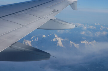 Imagen del ala de un avión sobrevolando los Alpes
