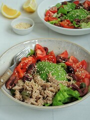 Salad with tuna, avocado and vegetables