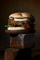 Hamburguesa  casera  de ternera ecológica con cebolla caramelizada,  bacon espinacas y queso cabra 