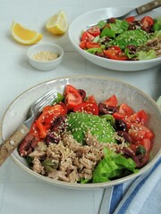 Salad with tuna, avocado and vegetables
