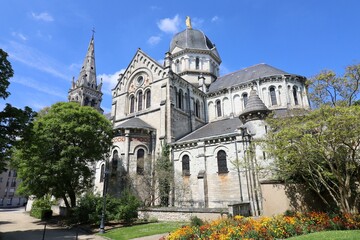 Fototapeta na wymiar L'église Notre Dame, église catholique de style roman, vue de l'extérieur, ville de Châtearoux, département de l'Indre, France