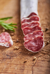 Embutido casero sobre una tabla de madera en un entorno rústico.