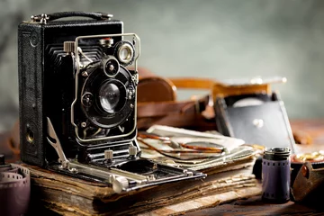 Foto op Plexiglas Oude vintage camera& 39 s op een oude achtergrond. © vizafoto