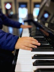 Manos de niño sobre las teclas de un piano