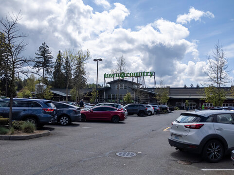 Mill Creek, WA USA - Circa May 2022: Street View Of The Front Of A Town And Country Grocery Store On A Bright, Sunny Day