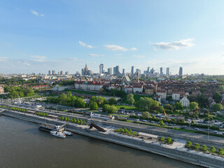 widok z lotu ptaka na centrum Warszawy, panorama miasta, wieżowce i rzekę Wisła, wiosna, zielone drzewa i niebieskie niebo - obrazy, fototapety, plakaty