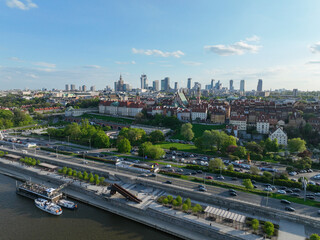 widok na centrum miasta Warszawa z lotu ptaka z drona, zielone drzewa, wiosna i niebieskie niebo