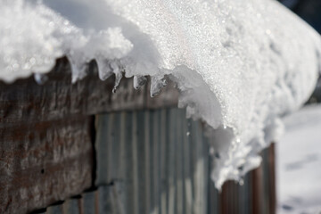 Closeup shot of a pile of snow on a wall under sunlight in Sila, Calabria, Italy © Alessandro Mari/Wirestock Creators