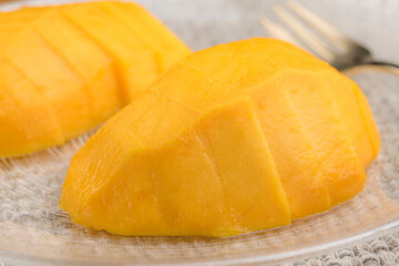 食べやすくカットしたマンゴー