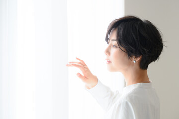遠くを見つめる横顔美人 白バック