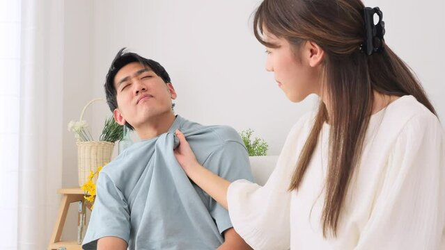夫婦喧嘩　胸ぐらを掴む　リビング