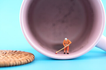 Miniature creative cleaner cleaning coffee cup residue