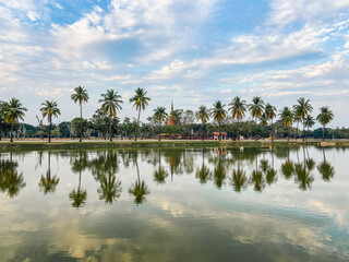 Obraz premium Wat Traphang Ngoen temple and buddha in Sukhothai historical park, Thailand