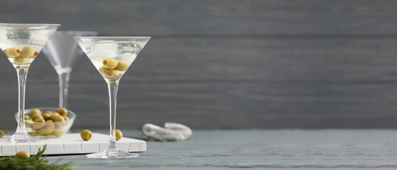 Fototapeta Glasses of tasty martini cocktail and olives on table obraz