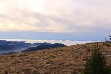 Blick vom Berg Belchen auf die Wolken behangenen Täler des Schwarzwalds	