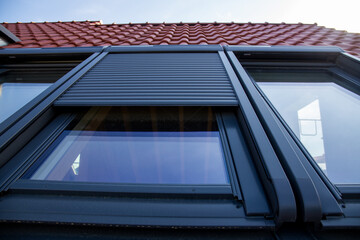 Nahaufnahme von einem neuen Dachfenster mit Rollladen