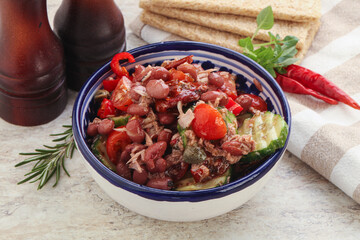 Tuna salad with bean and tomato