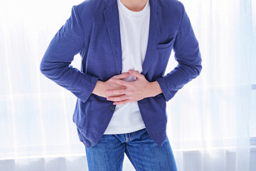 腹痛を訴える男性